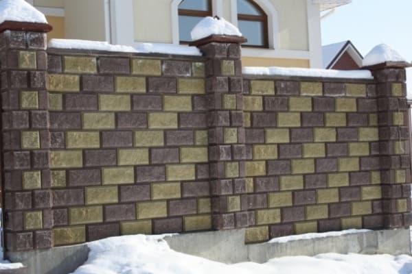 Огорожі з декоративних блоків