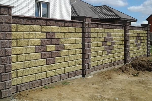 Огорожі з декоративних блоків